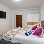 Top Location Beach & Downtown Apartment Park
